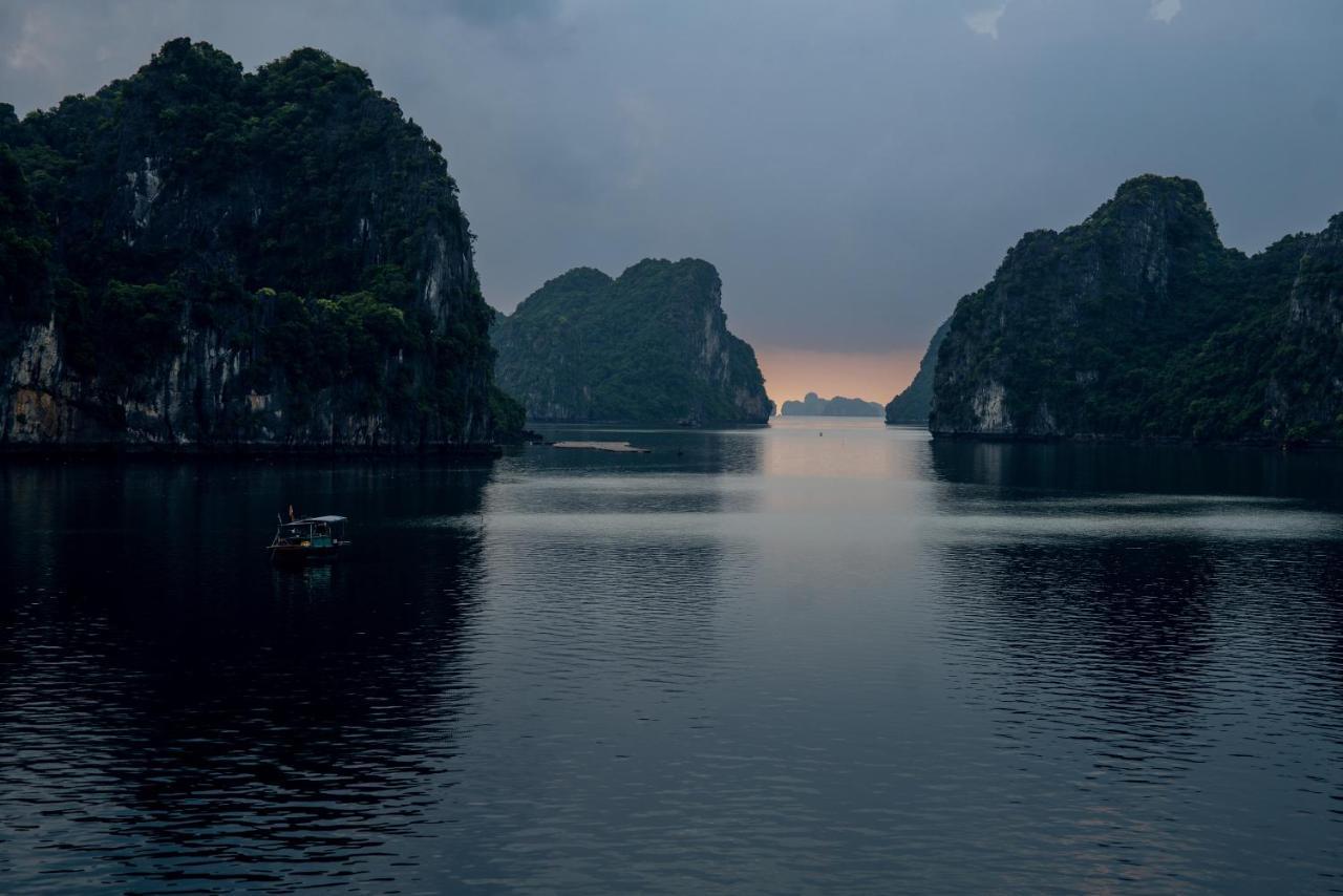 Swan Cruises Halong Hotel Ха Лонг Екстериор снимка