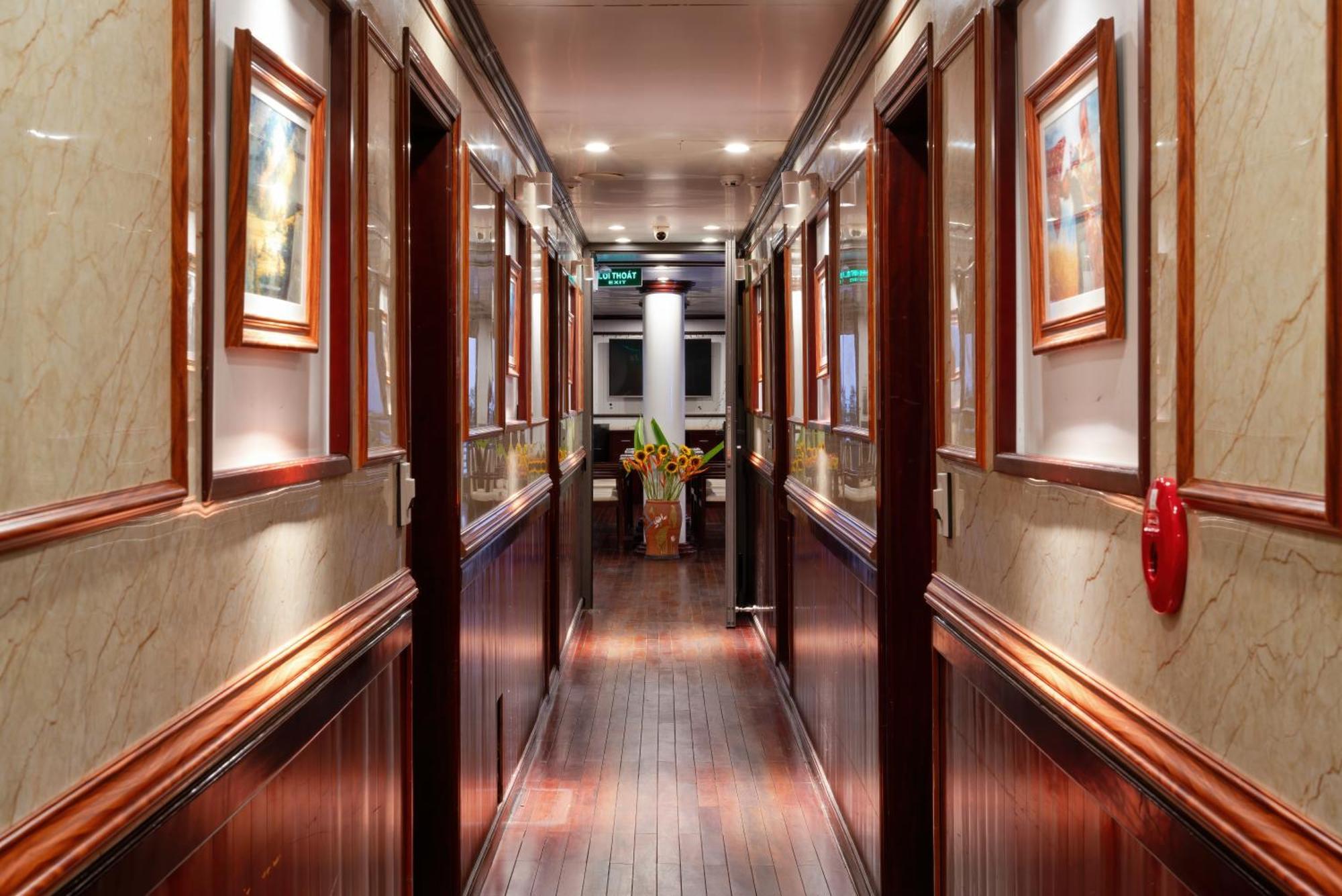 Swan Cruises Halong Hotel Ха Лонг Екстериор снимка